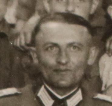 Preview: Foto - Ritterkreuz und DKiG Träger Walter Elflein ?  beim Besuch einer HJ-Gruppe